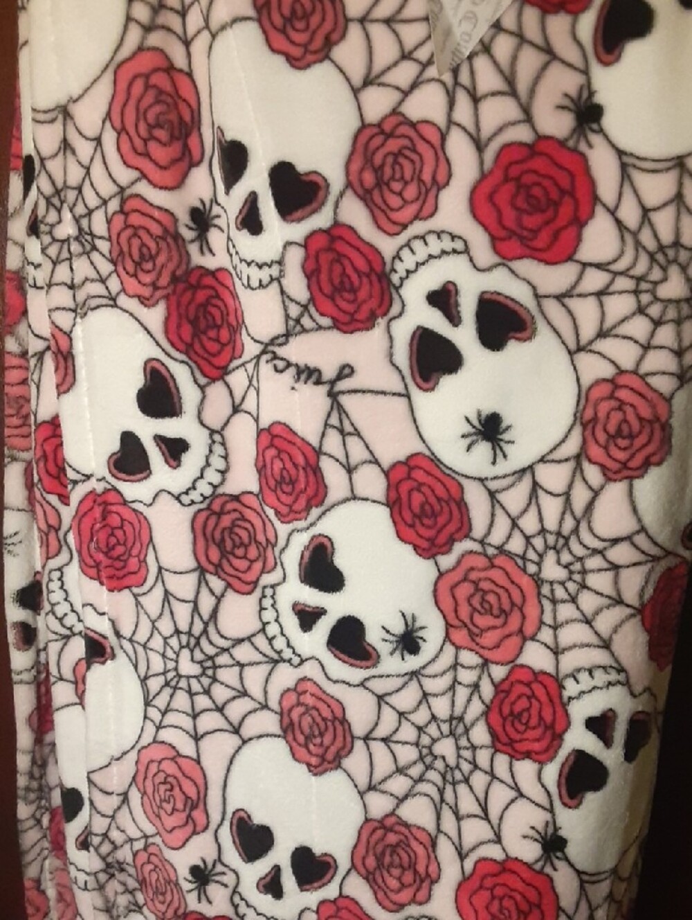 Pink Juicy Couture Plush Blanket with white Skulls & Pink Roses - Picture 8 of 8